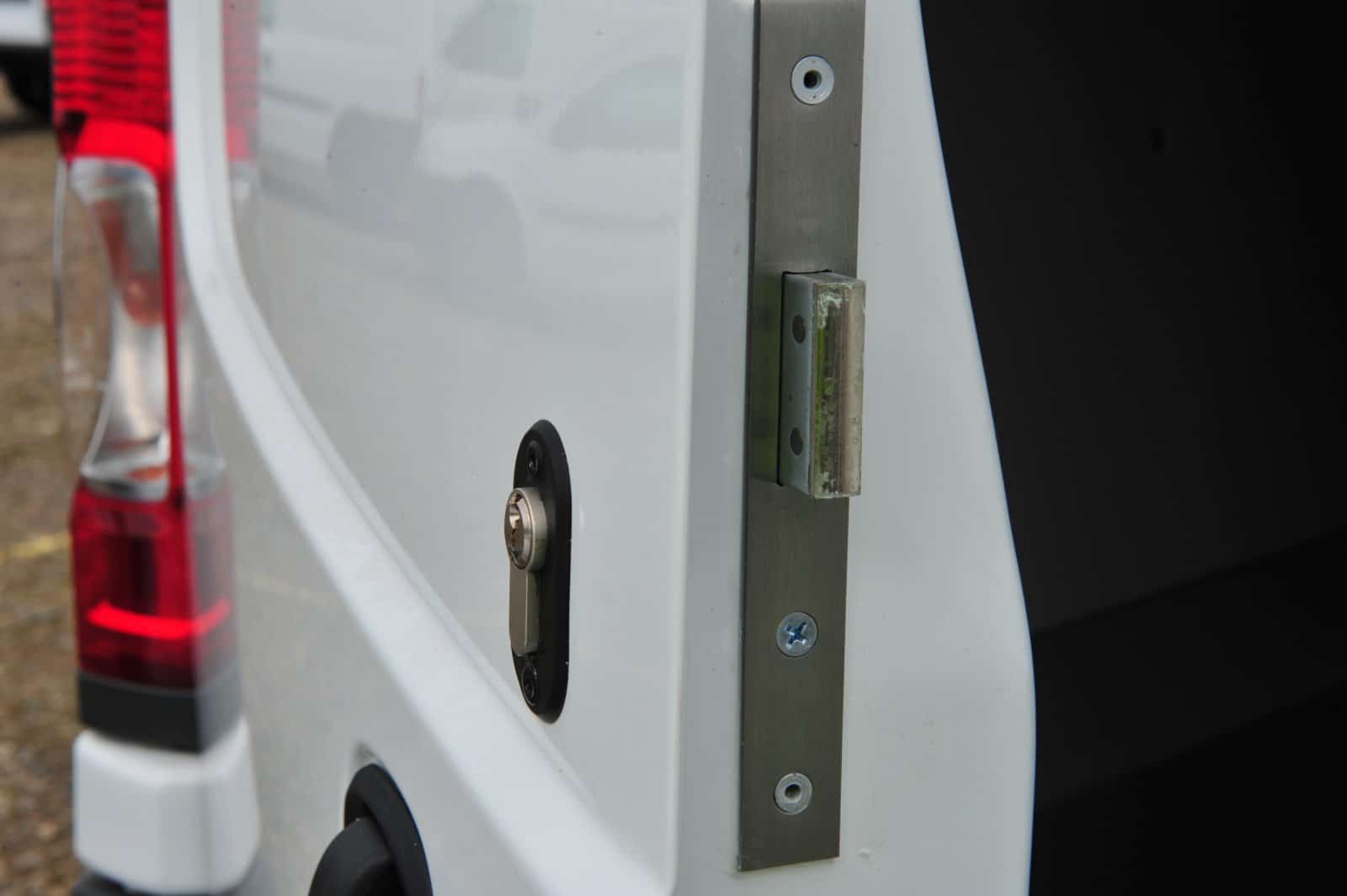 Proteggi i tuoi strumenti con chiusure di sicurezza per porte furgoni