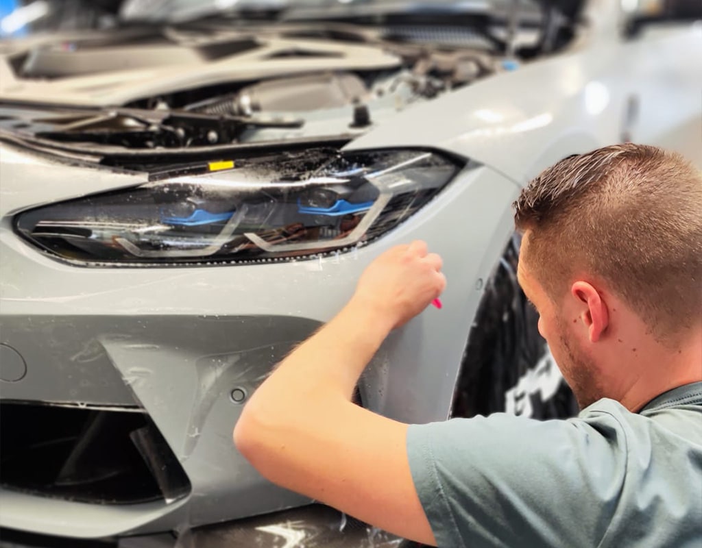 Mitarbeiter_foliert_Auto